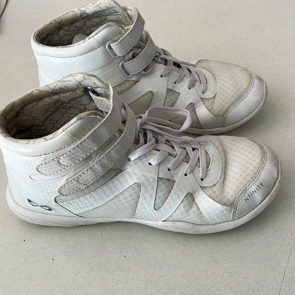 Nfinity beast mid cheer shoe